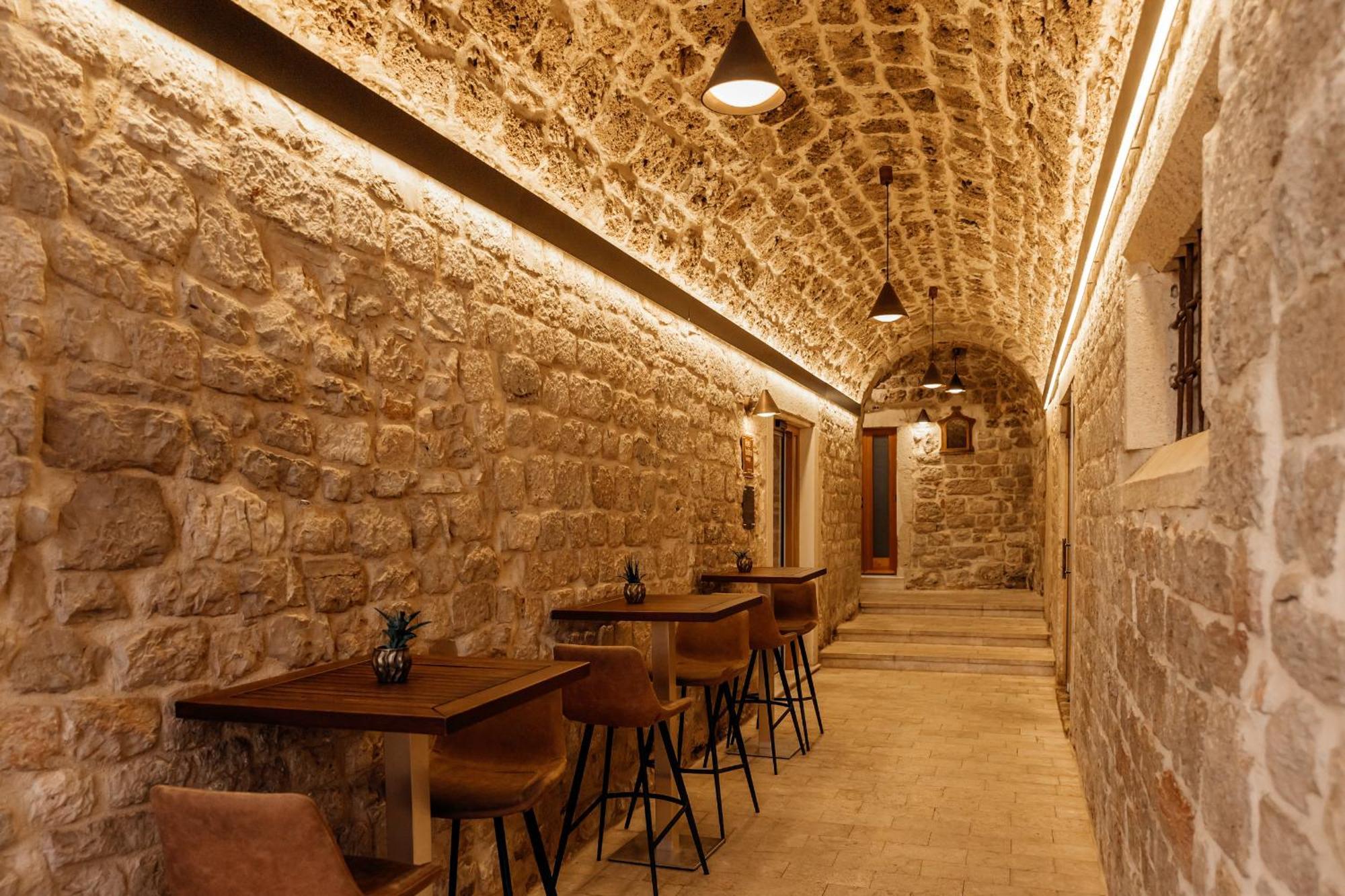 Armerun Heritage Hotel & Residences 시베니크 외부 사진