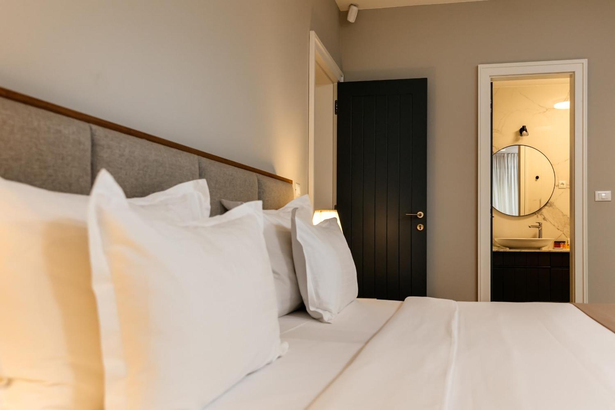 Armerun Heritage Hotel & Residences 시베니크 객실 사진