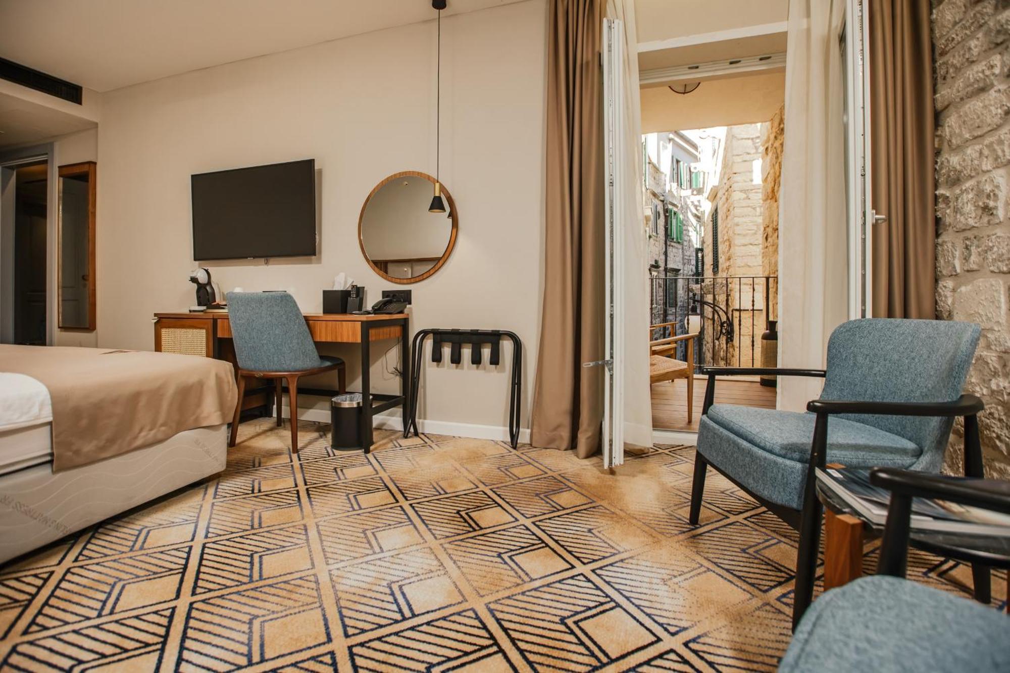 Armerun Heritage Hotel & Residences 시베니크 객실 사진