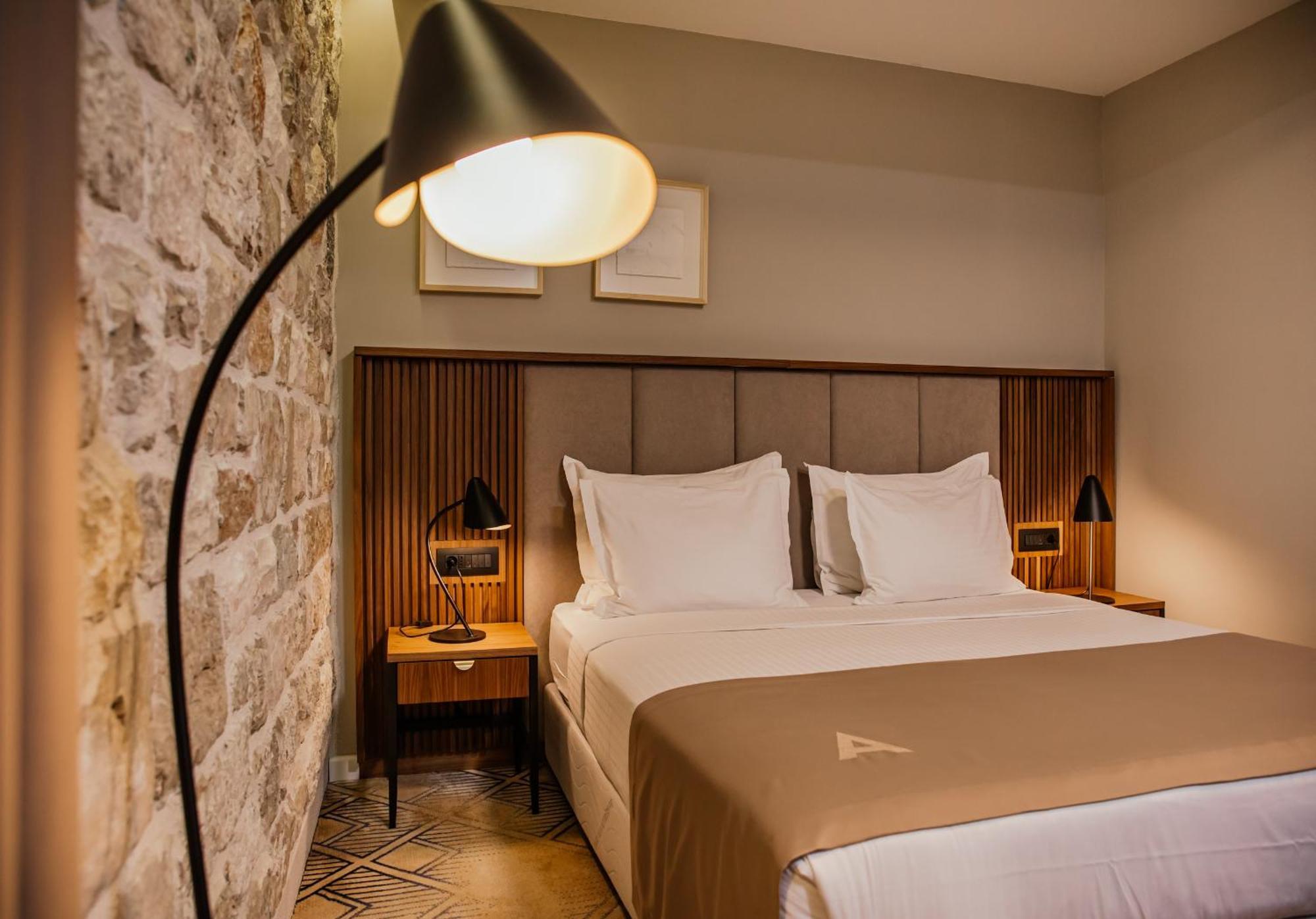 Armerun Heritage Hotel & Residences 시베니크 객실 사진