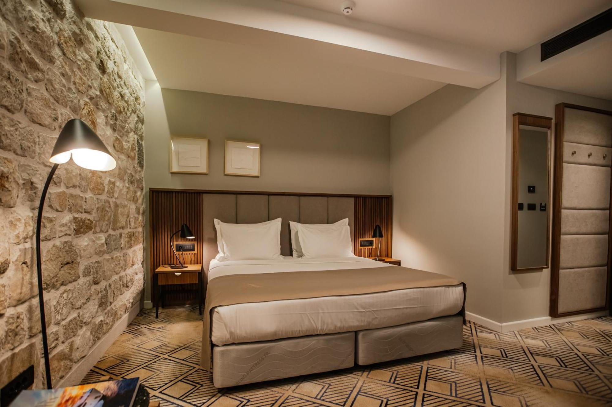 Armerun Heritage Hotel & Residences 시베니크 객실 사진