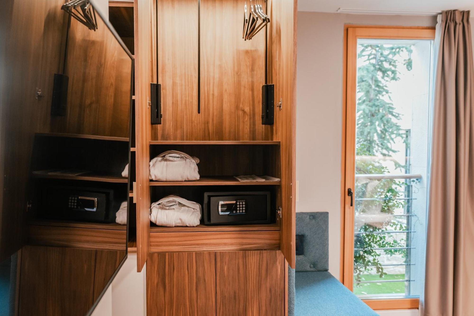 Armerun Heritage Hotel & Residences 시베니크 객실 사진